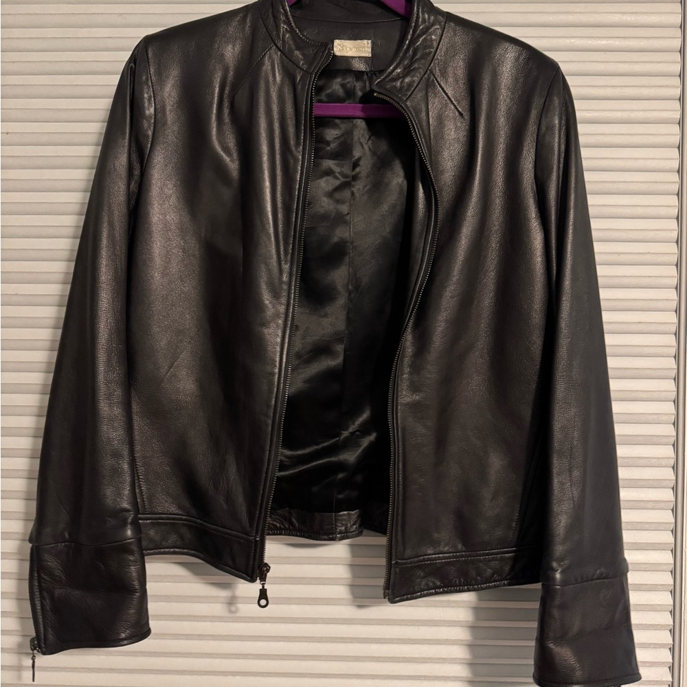 Cropped Black Leather Jacket with Zipper Closure